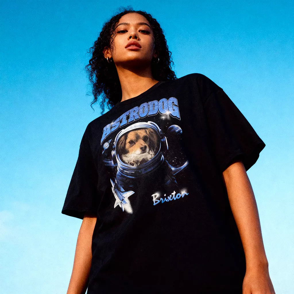 Une femme portant un T-shirt personnalisé chien astronaute