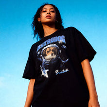 Une femme portant un T-shirt personnalisé chien astronaute
