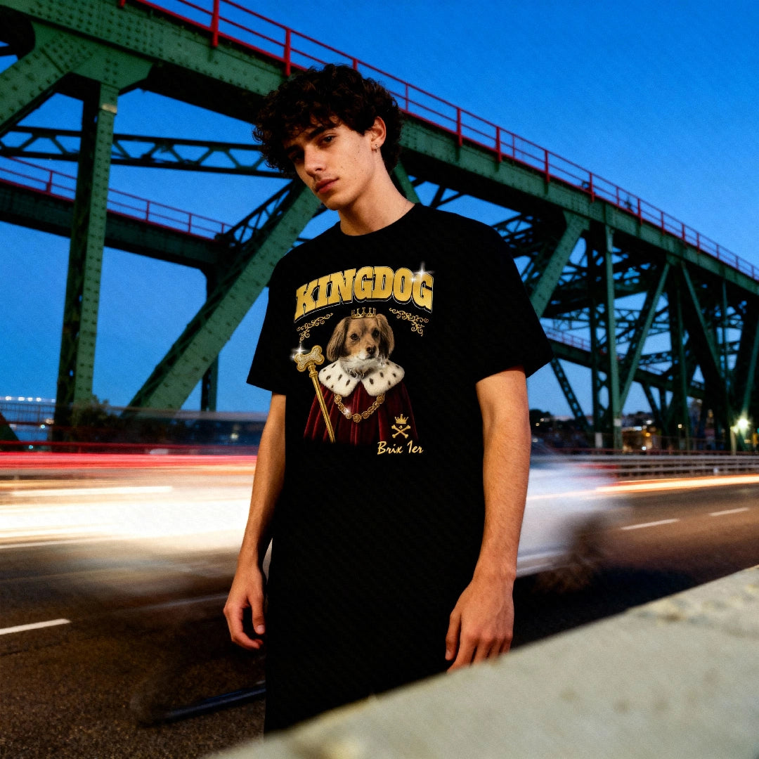 Homme portant un T-shirt personnalisé chien roi