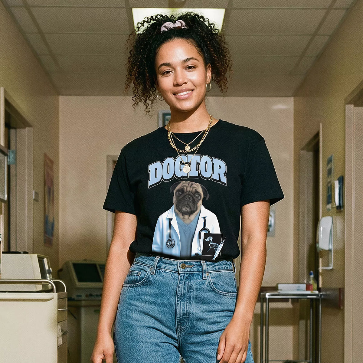 Une femme portant un t-shirt personnalisé de chien en docteur