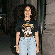 Femmeportant un T-shirt personnalisé chien roi