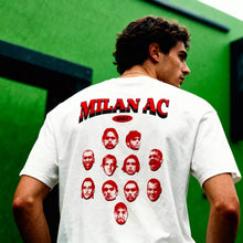 Un homme portant un T-shirt foot Milan AC 2007