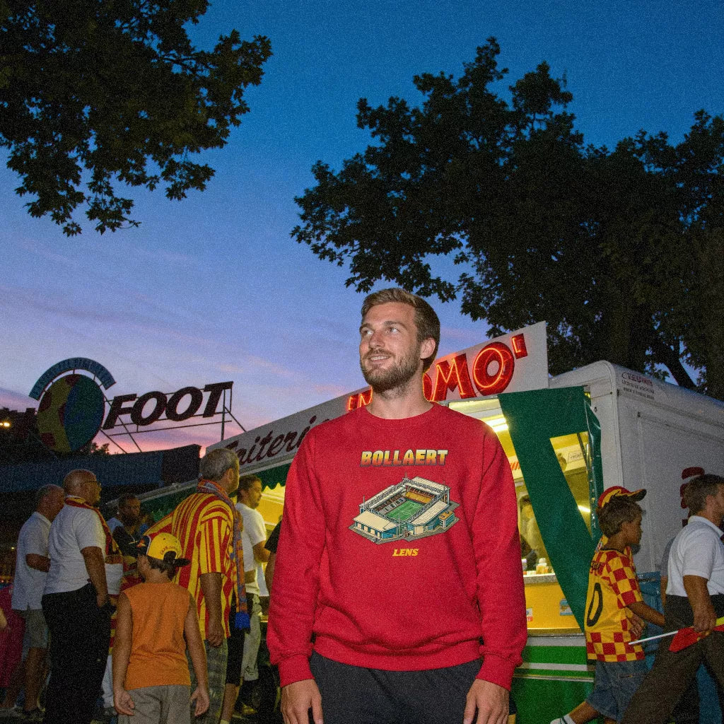 Un homme portant le sweatshirt du stade Bollaert à Lens