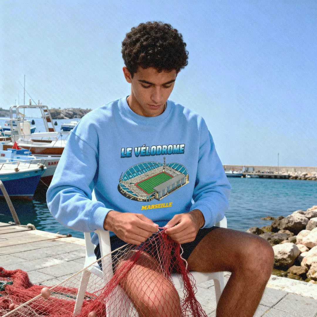 Un homme portant le sweatshirt du stade vélodrome à Marseille